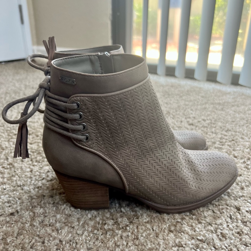 8.5 Never Worn Roxy Booties